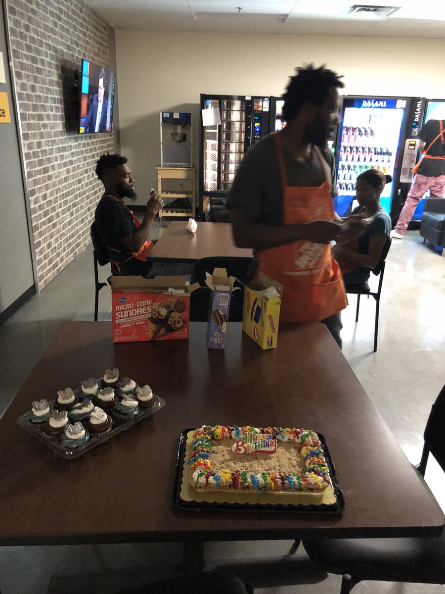 Father’s Day cupcakes for our Awesome freight team Father’s and ice cream for everyone! #HappyFathersDay #MyTeamRock #UNTOUCHABLES🥊<a href="/triple555hd/">Balch Springs HD SM</a> @AmberD___ <a href="/AkinsMel/">Mel Akins</a> @mjrawlinson5 <a href="/jorgehhernande2/">Jorge H Hernandez</a>