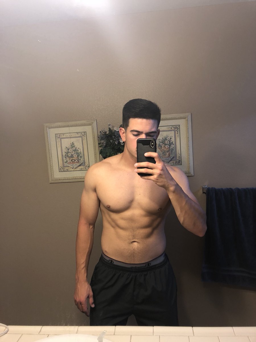 Jwestendarp's tweet image. 7 weeks in and my dreams have now become exclusively about eating pizza #11weeksout