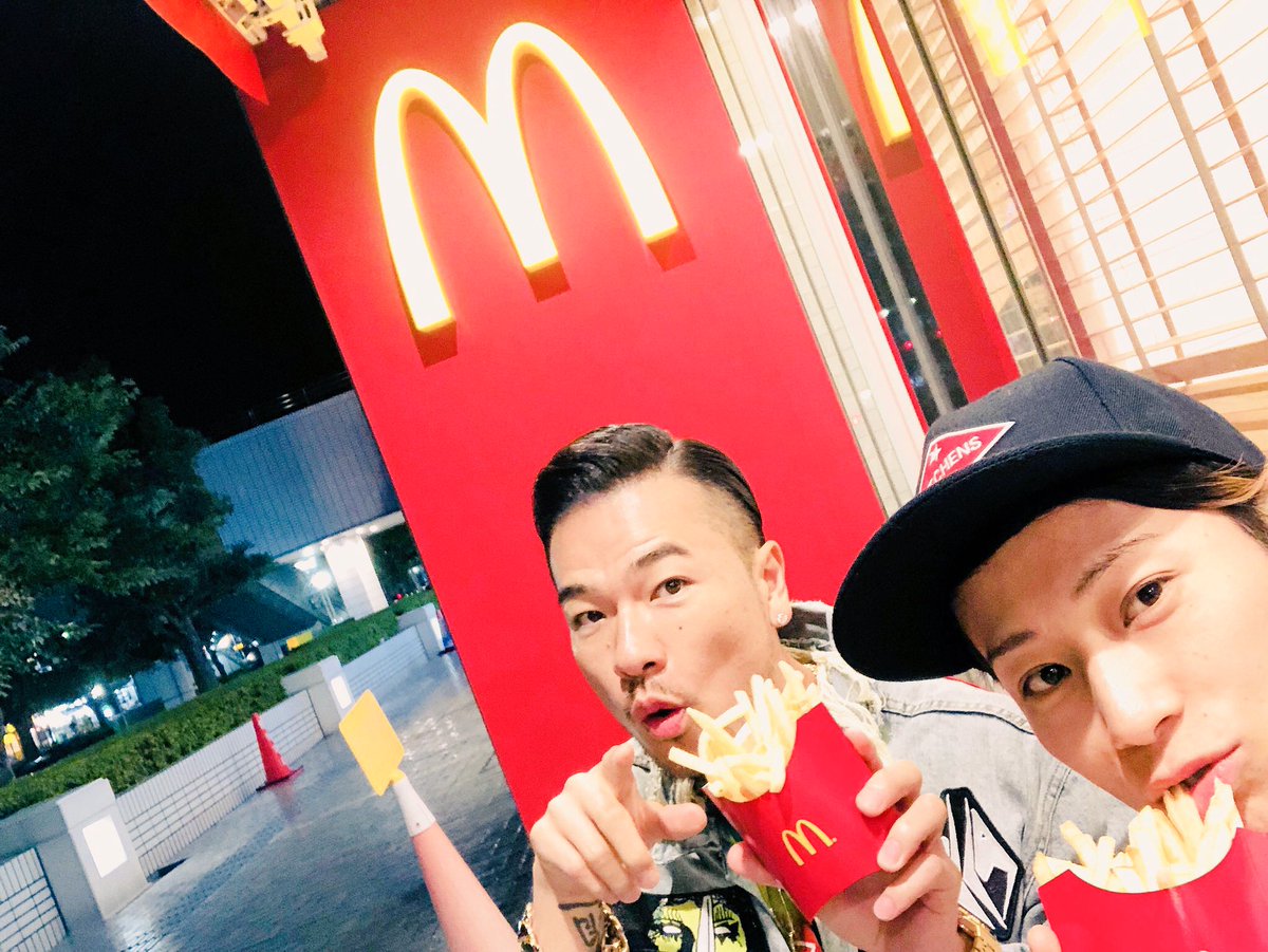 哲史 Next 4 11spyair En Twitter Ak 69とのコラボ曲第2弾の新曲 One Life Feat Uverworldが マクドナルドでの先行視聴が始まってるんだけど それを聴きにわざわざマクドナルドへ行く Takuya くんとak 69に なんだかすごく癒された O ﾟ ﾟ O T Co