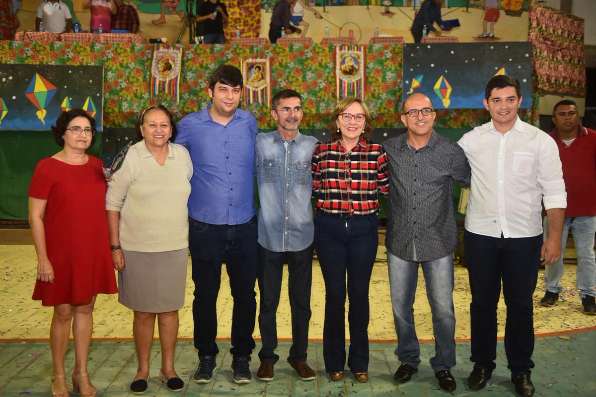 fatimabezerra's tweet photo. Turma boa na 23a edição do #Forronovos: Prefeito @Odonjr13, @DeputadaZenaide, @caramurupaiva, @chicodopt, vice-prefeito Anderson e os seridoenses arretados curtindo o São João de Currais. https://t.co/VdUsPNBJoh