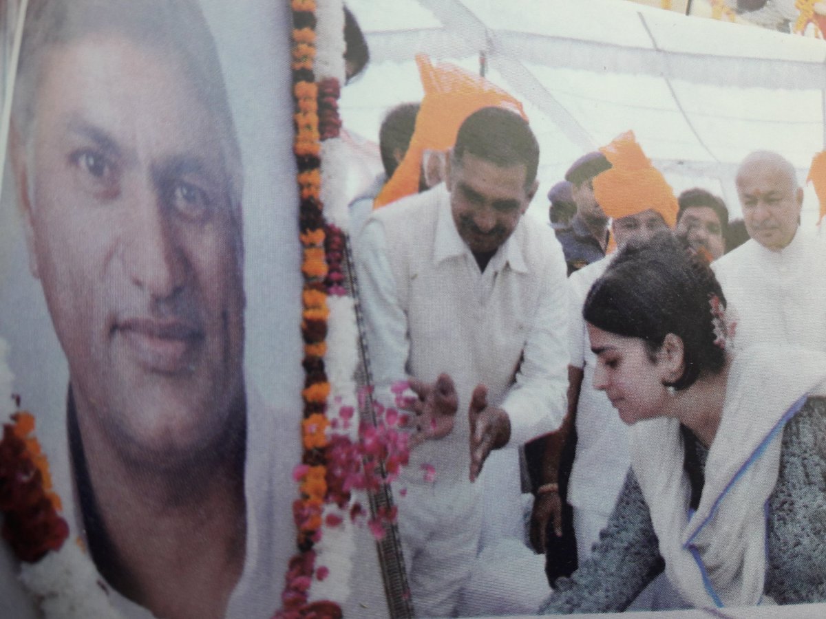 ShrutiOf's tweet image. ईश्वरतुल्य, व्यक्तित्व सृजक और संस्कारों से हमें सिंचित करने वाले पिता के चरणों में प्रणाम। आप सभी को #FathersDay की शुभकामनाएं। #HappyFathersDay
@officekiran