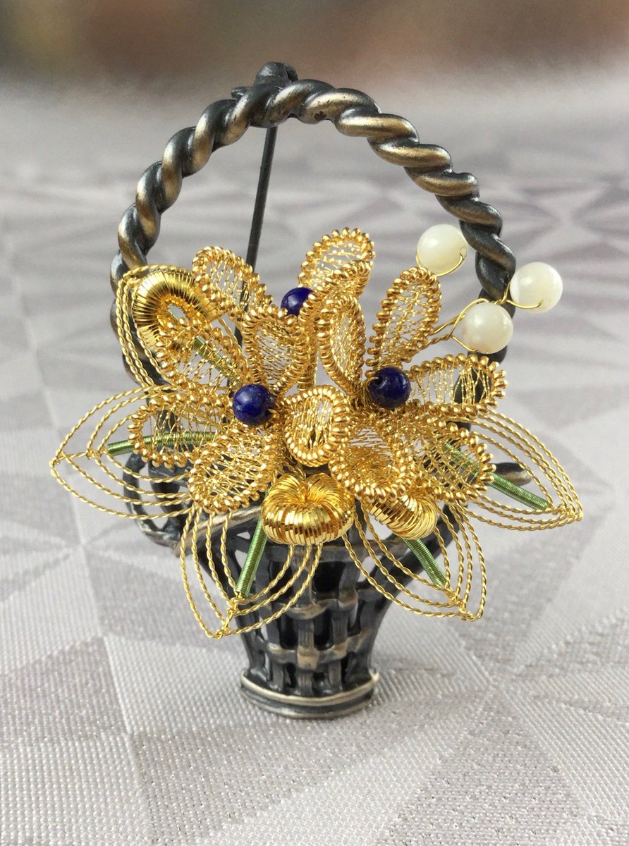 はなうちさくら ワイヤーアートで作りました 金ワイヤーのキラキラがアクセサリー としても華やかです 花芯は ちょっと贅沢にラピスラズリー入れました ハンドメイド アクセサリー ブローチ ワイヤーアート ラピス はなうちさくら ワイヤーアートで作りました 金ワイヤーのキラキラがアクセサリー としても華やかです 花芯は ちょっと贅沢にラピスラズリー入れました ハンドメイド アクセサリー ブローチ ワイヤーアート ラピス