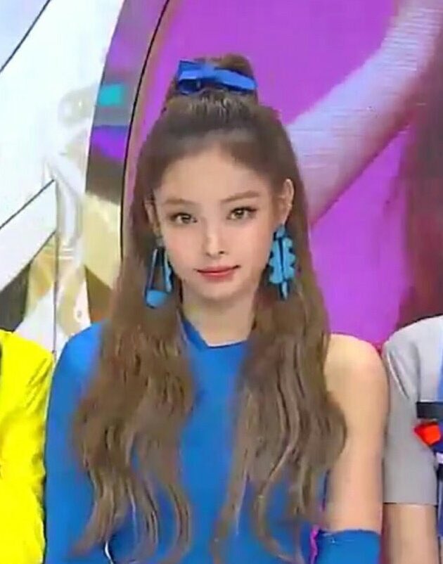 ultsjenrosie's tweet photo. she looks like she came right out of a manga https://t.co/tdvrLN2bkQ