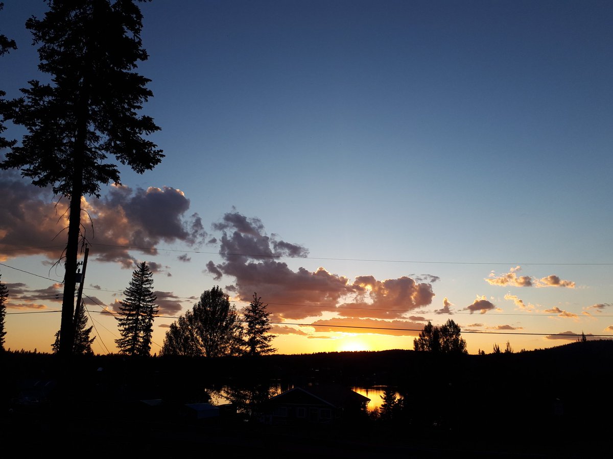 Hiker_Steve's tweet photo. As the sun sets. #relaxtime #enjoylife #explorebc #BeautifulBC #epicsocialadventures #loonsCalling https://t.co/Tw0dN8C33z
