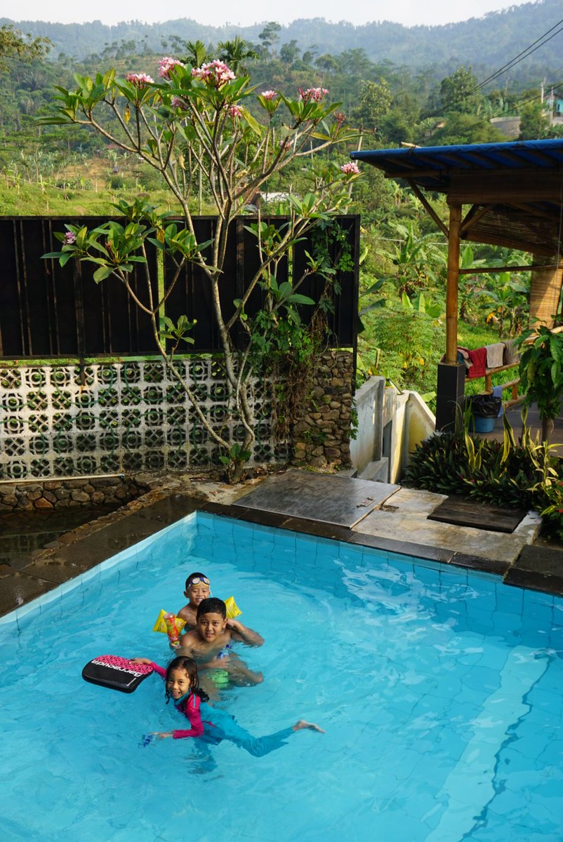 koperminipiknik's tweet photo. Splash...splash...summer vibes from above the hill 😎🏞 the story is up next on https://t.co/Kf0VpZzszh wait for it! 😉
#kopermini #travelblog #travelwithkids #villa #swimmingpool #hill #sentul #bogor #jawabarat #indonesia https://t.co/PIUbdskfKw