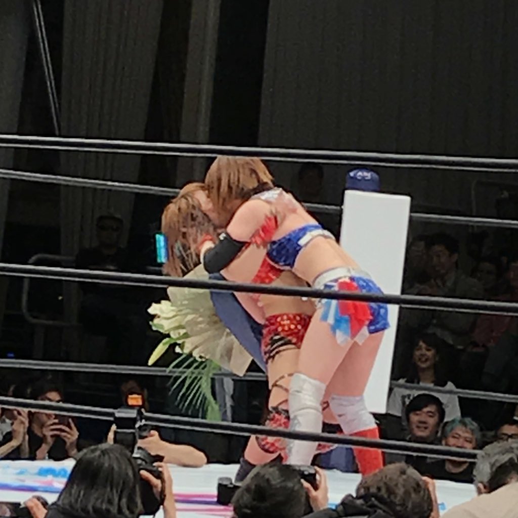 熱烈キッス😘キタ❗️#紫雷イオ #岩谷麻優 #サンダーロック #スターダム