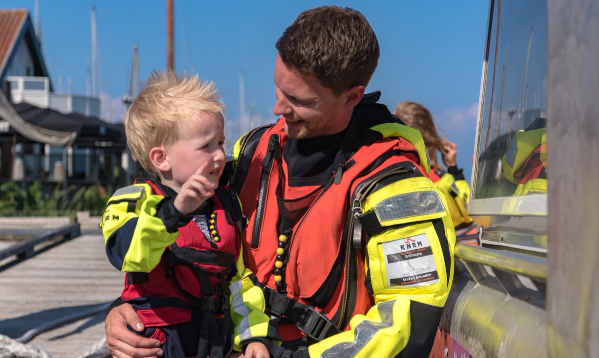 KNRM's tweet image. Zo vader, zo zoon. KNRM-er en kleine KNRM-er.