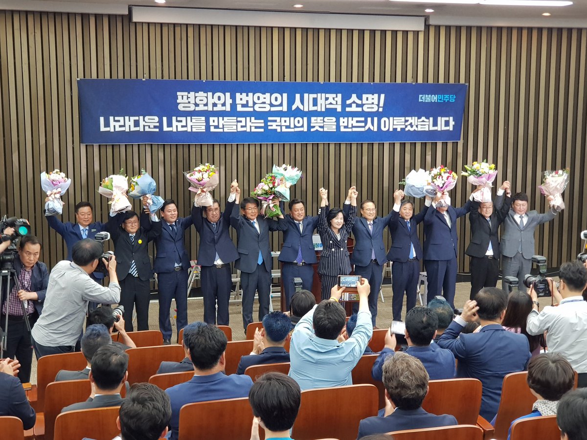 293story's tweet photo. 지난 14일 새벽 당선확정 후,  선거운동보다 더 바쁜 날들을 보내고 있는 것 같습니다. 지역경제를 되살리라는 준엄한 명령을 가슴에 새기고 문재인 정부와 함께, 더불어민주당과 함께, 당선자들과 함께 협력하여 새로운 제천ㆍ단양을 만들어 가겠습니다. 감사합니다.  https://t.co/EIRhDWplfu https://t.co/A9odzxQ5GG