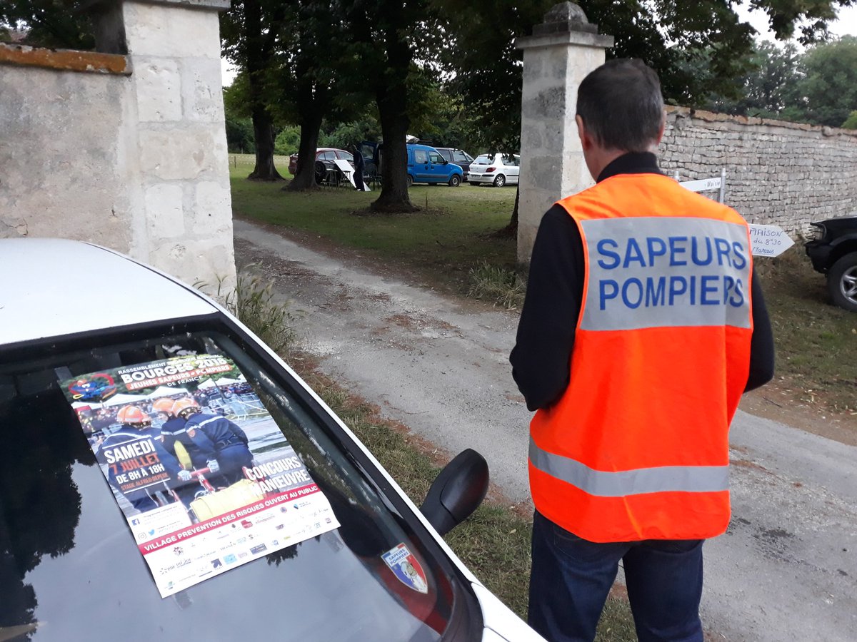 cis_plaimpied's tweet photo. La brocante du @cis_plaimpied s'installe avec une pub pour le @rtnjsp2018 à l'entrée https://t.co/hHFFm74ng4