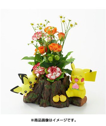 ヨドバシカメラ 公式 A Twitter ヨドバシカメラx園芸用品 きのみを食べている ポケモン の大人気キャラクター ピカチュウ と それを欲しそうに隠れながらのぞき見している ピチュー たちの可愛いプランター 切り株を模したプランターは3号鉢がちょうど入る