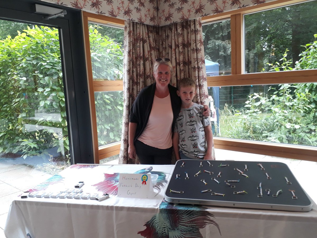 KirstinEccles's tweet photo. @LakesideLondon Joe, Laura and Anna...Lakeside superstars! We raised £27 with our homemade Father's Day gifts. Well done! https://t.co/PMk63nrW0F
