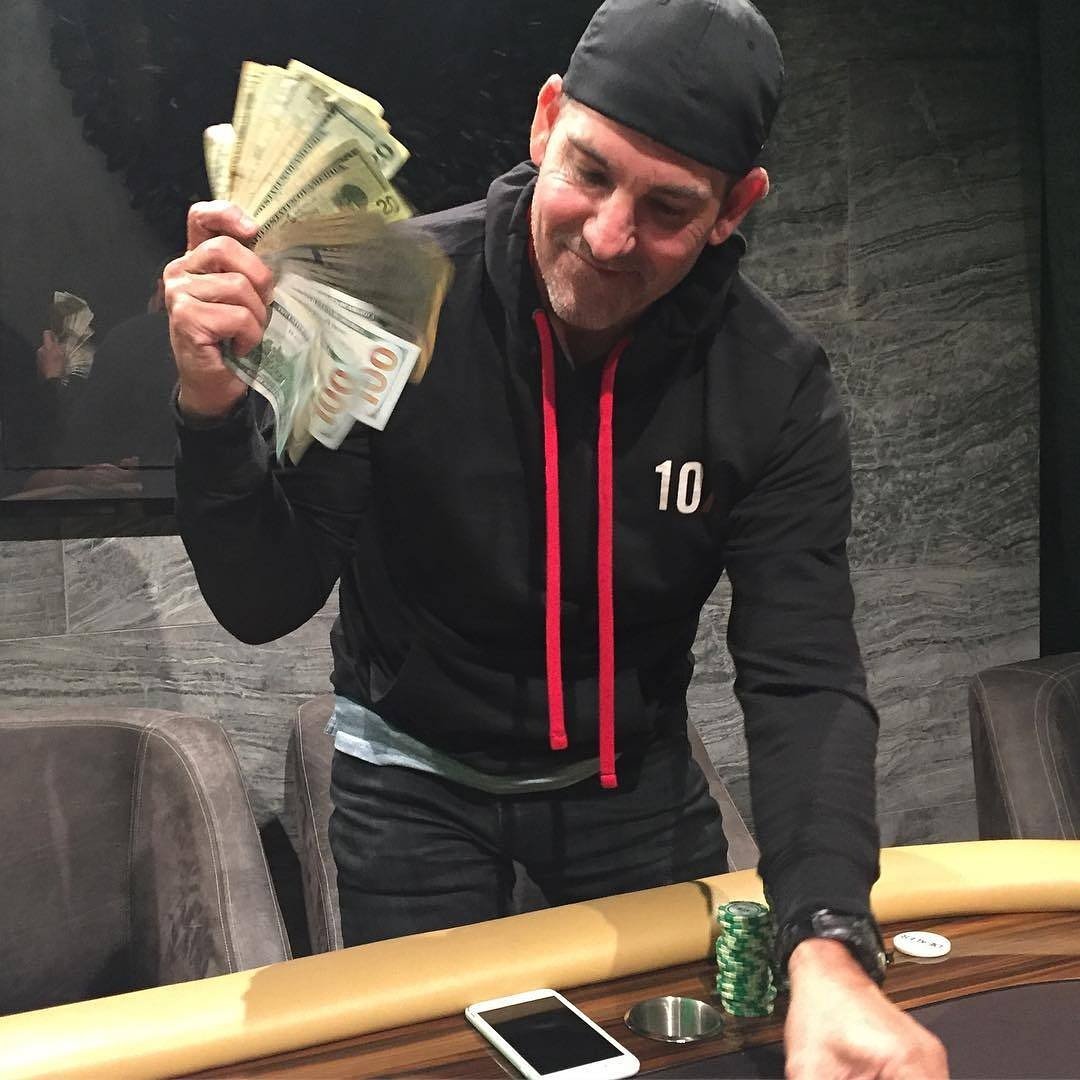 MatinzeC's tweet photo. Stay at home ... And you will still get rich by investing https://t.co/oVhT8XOFvd