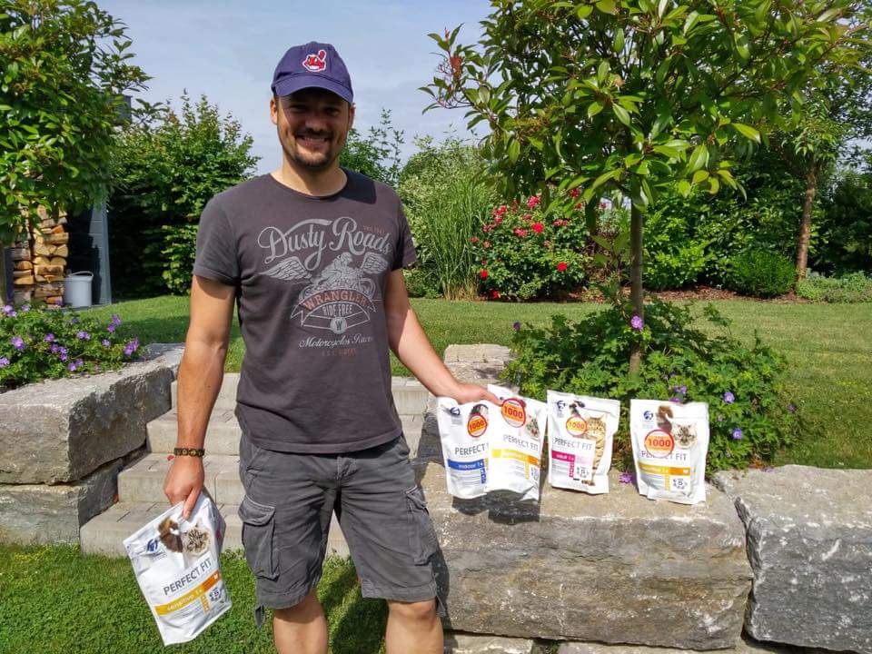 Projekt200P's tweet photo. Dennis freut sich: es wurden wieder #Spenden abgegeben. Noch 12 Tage läuft die #Spendenaktion für das #Tierheim #Butzbach (#Tierschutzverein Butzbach und Umg. e.V.)
📦🛍📦🛍 
Macht ihr mit ? PN oder E-Mail an info@projekt200plus.de
Wir wünschen Euch einen schönen #Sonntag 😊 https://t.co/nBHbeDAQa8