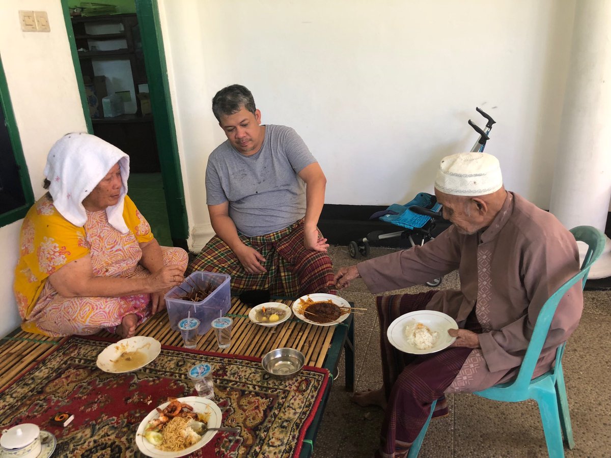 Fahrihamzah's tweet photo. Saya dan ibu Dah makan, abah baru mau makan. Terpaksa makan sate dan sop kambing.  Sambil kita bercerita semoga diberi kekuatan mengunyah. Ibu bilang, abah mengunyah sambil hidungnya naik-turun.😃😃 #MudikSumbawa https://t.co/8kM3HL5ylb