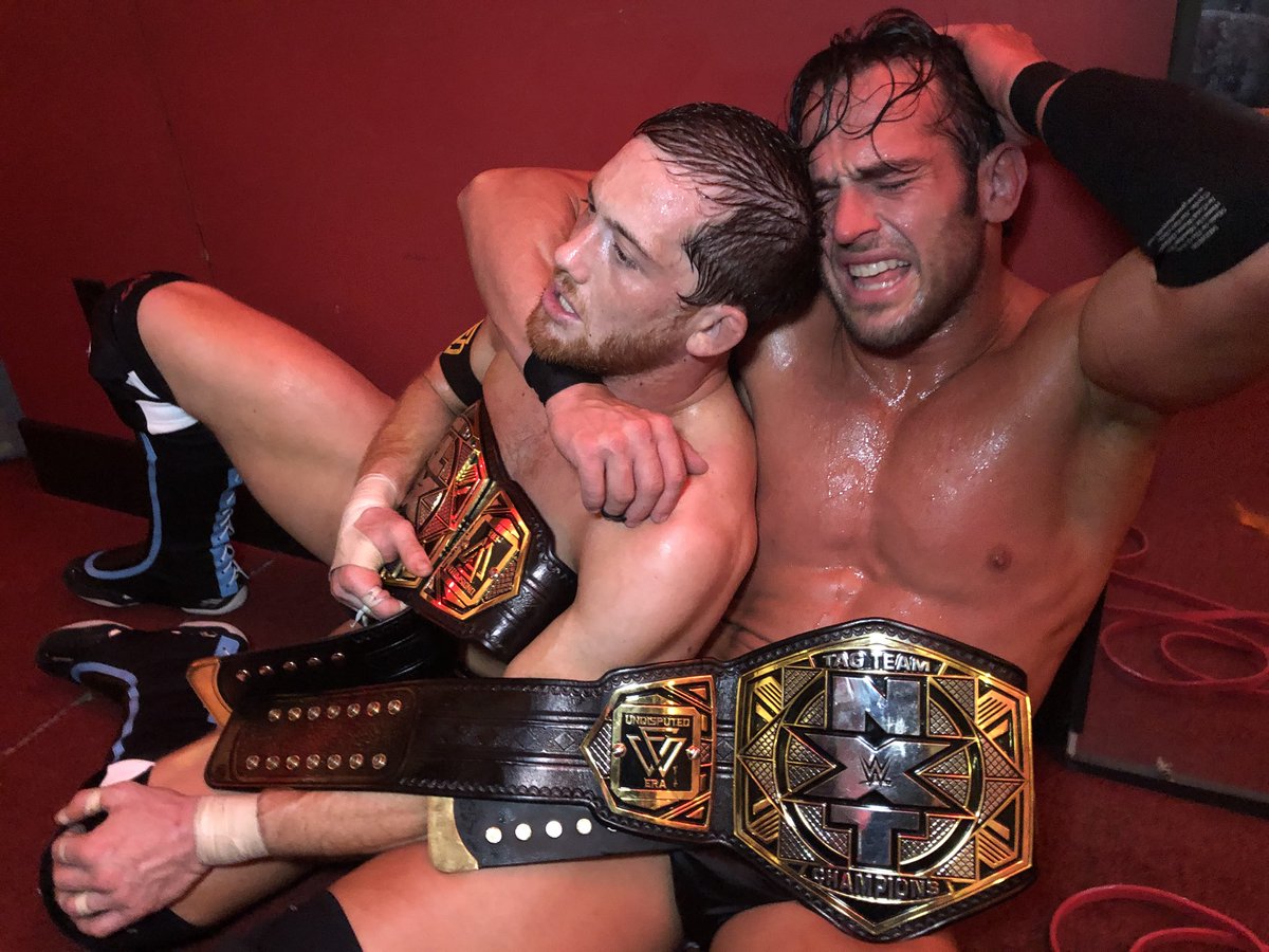 LeProfDuCatch's tweet photo. Kyle O'Reilly et Roderick Strong conservent les ceintures par équipe du show jaune. https://t.co/oaDJQoYvYF