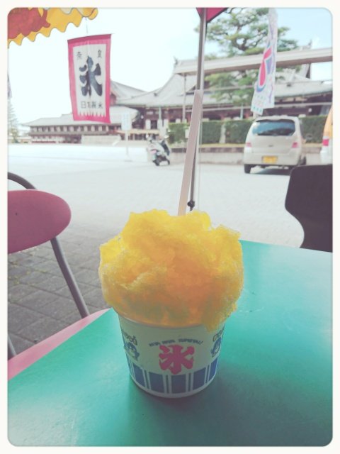 s_ach_i's tweet photo. 涼しい店内でふわふわなかき氷震えて食べるのも好きだけど、暑い日に日陰でガリガリ食べるかき氷マジ最高。レモン氷200円。 https://t.co/UrpnjDCEXn