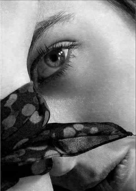 ماذا أقول لها فقد احترت في امري كيف سااخبرها والله لا أدري حكايه لطالما اشعلت نيران قلبي أقسمت أن أقول غير الذي يجري