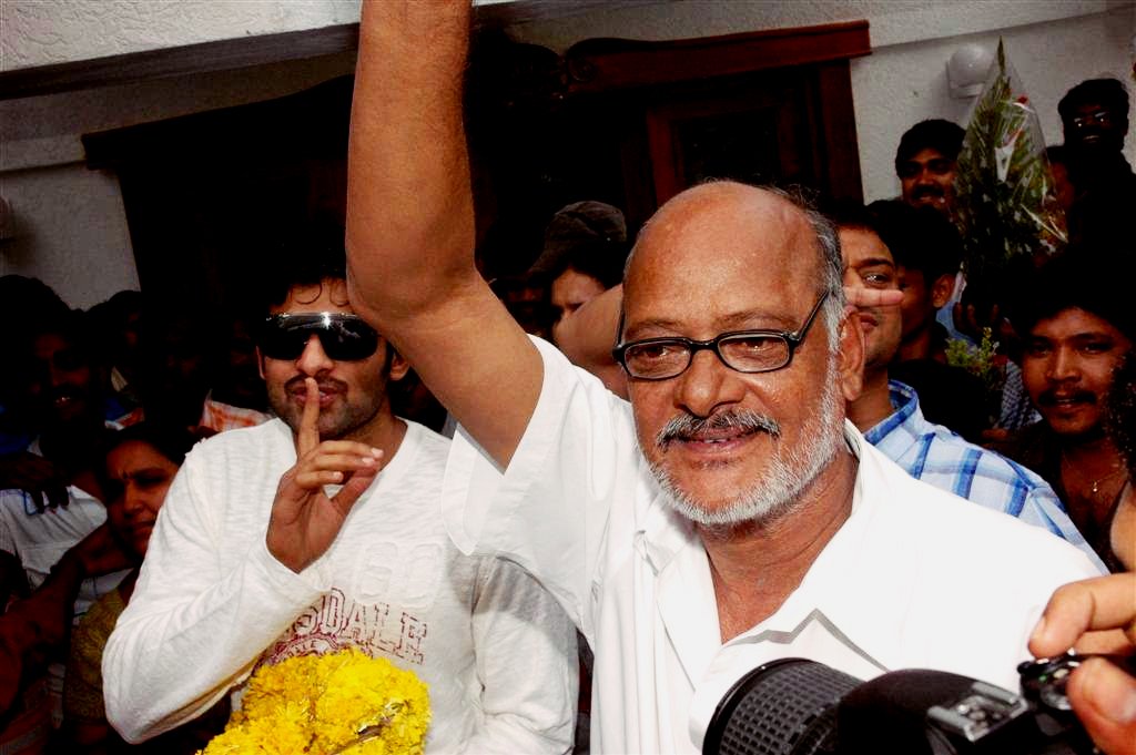 Prabhas on Twitter: &quot;Happy #FathersDay everyone! Our Darling #Prabhas with  his father &#39;Uppalapati Surya Narayana Raju&#39; garu!!!  https://t.co/MFK3eYeLWQ&quot; / Twitter