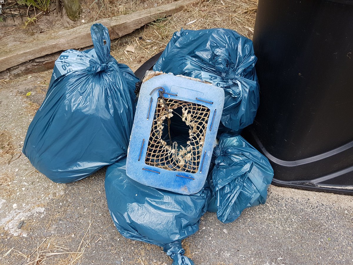 FairAndBlue's tweet photo. Great morning clean up at West Beach, Littlehampton today. #everylittlehelps #bigbeachcleanup #mcs https://t.co/SUQAXrWUoF