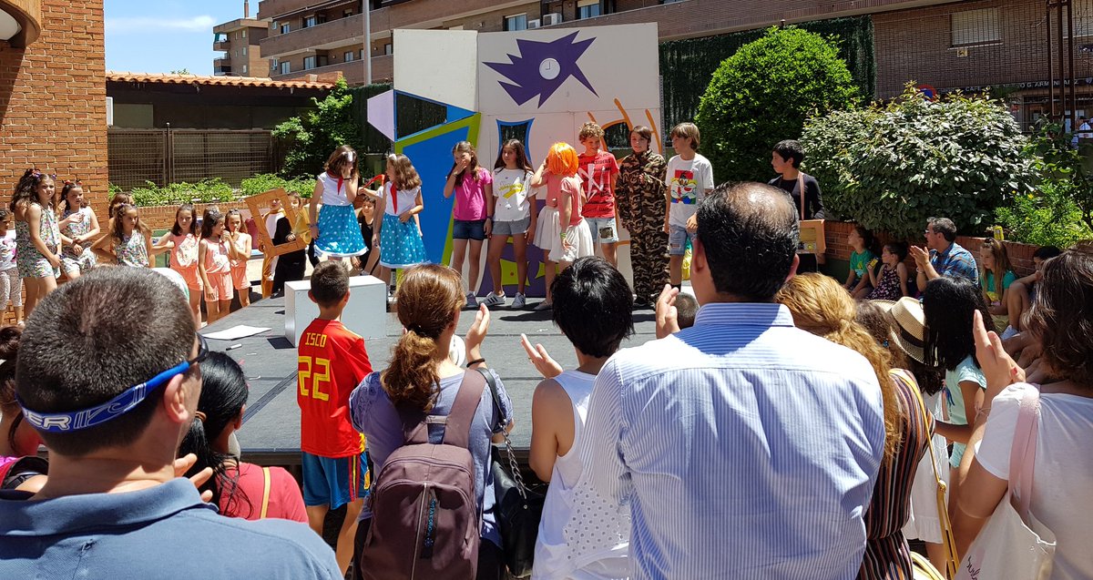 IFuentelarreyna's tweet photo. Cientos de padres, alumnos y profesores celebraron ayer el Día de Fuentelarreyna. ¡Gracias a todos por el éxito de participación y por la ilusión de la comunidad educativa! #JuntosSomosMás #FiestaFR18 #EEntusiasmoPorEnseñar https://t.co/anDzg4TeJY