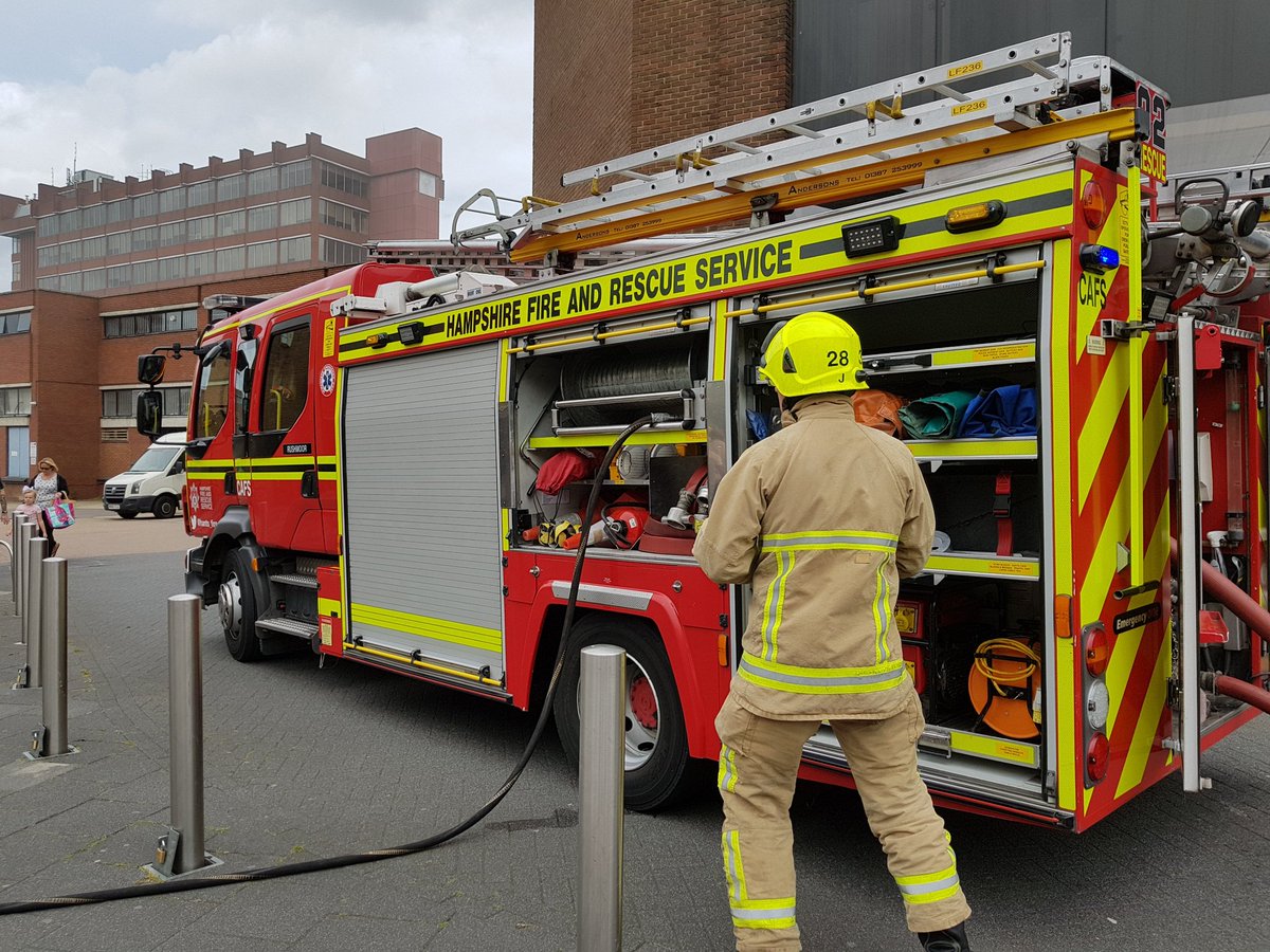 Retrob8's tweet photo. . @Hants_fire were on the scene in literally minutes after the Hardware store caught fire. #CordonedOff #FarnboroughFire https://t.co/tX18UibCta