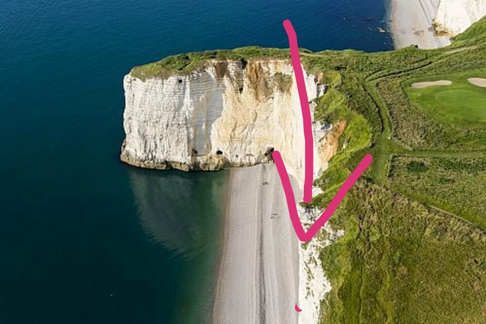 virginialancha's tweet photo. @aupanai @icorreassosa - ¿Y si bajamos a la playa?.
- ¿Por dónde?
- Por este sendero que es fácil y tiene buenan pinta.
#Naiarismo la reina de la montaña no ve obstáculos: solo senderos https://t.co/o5SGlDrqmm