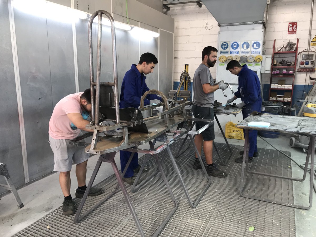TInercia's tweet photo. Gracias a Talleres Fenollar por colaborar en nuestro proyecto @hiperchallenge, pues además de pintarnos el coche nos dio formación de chapa y pintura. Ese día hicimos la clase en sus talleres. https://t.co/awsTRebVOa