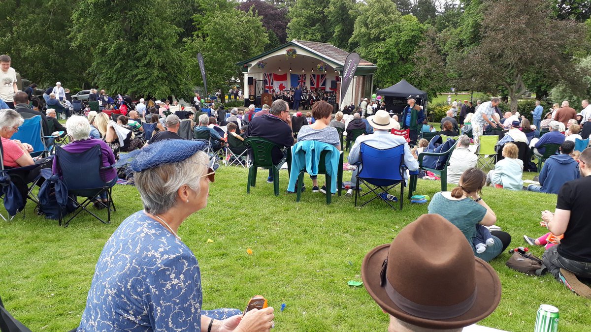 #Harrogate 1940s day in full swing with massive crowds 'in the mood'. The excellent @HGateBrassBand currently on stage.