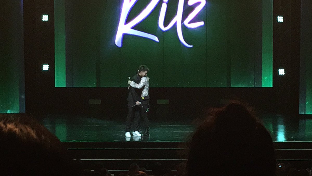 Malaengporr's tweet photo. ครบรอบ1ปีคอน นี่เป็นรูปที่ไม่เคยคิดจะลบและทุกวันนี้ยังกับมาดูรูปที่ตัวเองถ่ายอยู่ แงงงงงงง คิดถึงเนอะ #ritzcomebacktoyouconcert https://t.co/kEZfg82dsZ