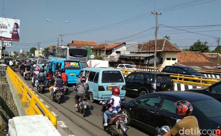 detikcom's tweet photo. Wisatawan Membeludak, Jalur Kawasan Kuliner Cirebon Tersendat https://t.co/9uQbBSMm0w https://t.co/oezUdOmekb