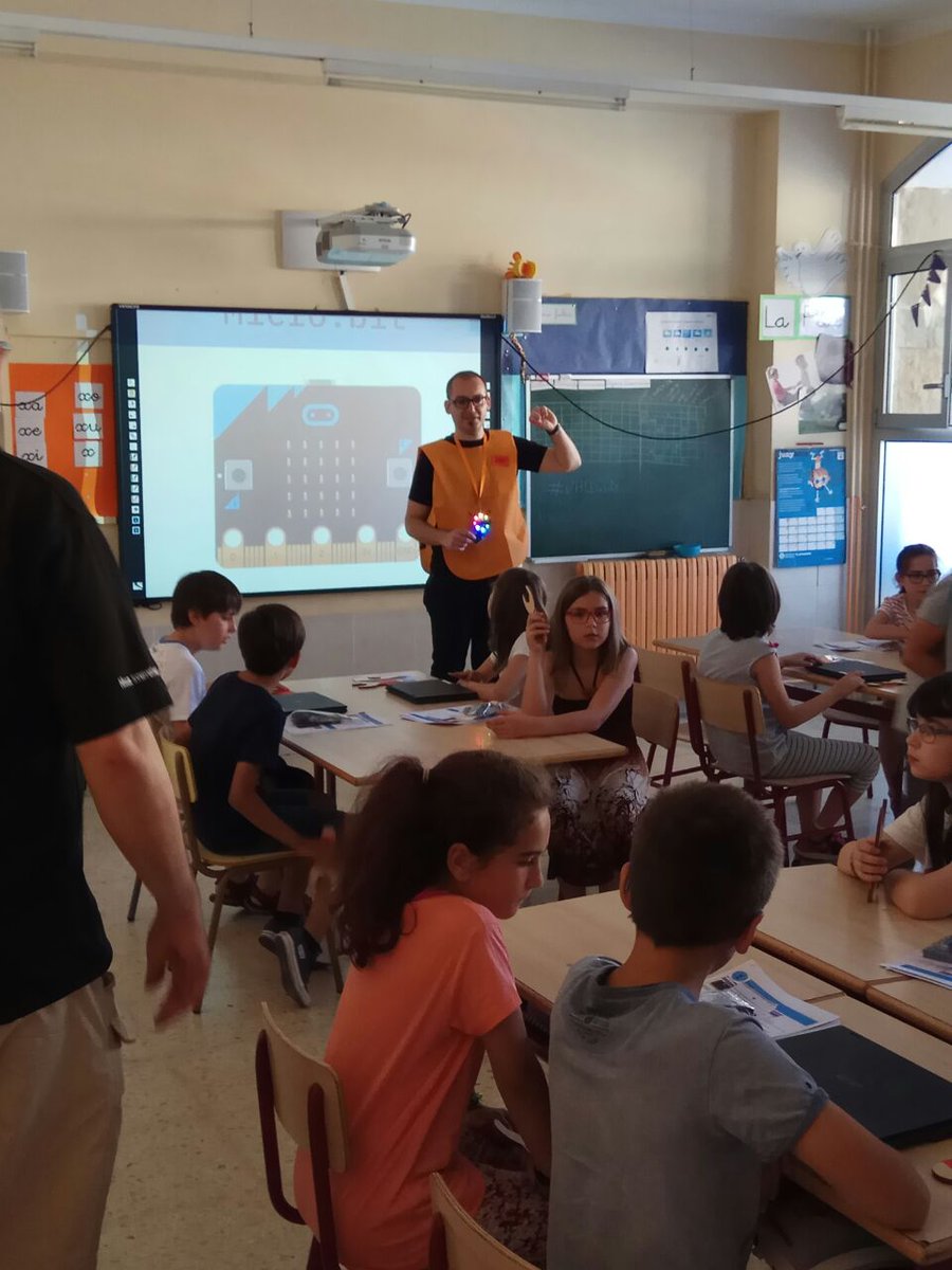 VailetsHackLab's tweet photo. Ayer en el #VHLD2018 pasaron más de 40 niños y niñas por los talleres de micro:bit que preparó @akirasan.  Gracias @AccentureSpain y @LqdSqd por los micro:bit que nos cedisteis, fue una maravilla. https://t.co/e5C5dd9XPQ