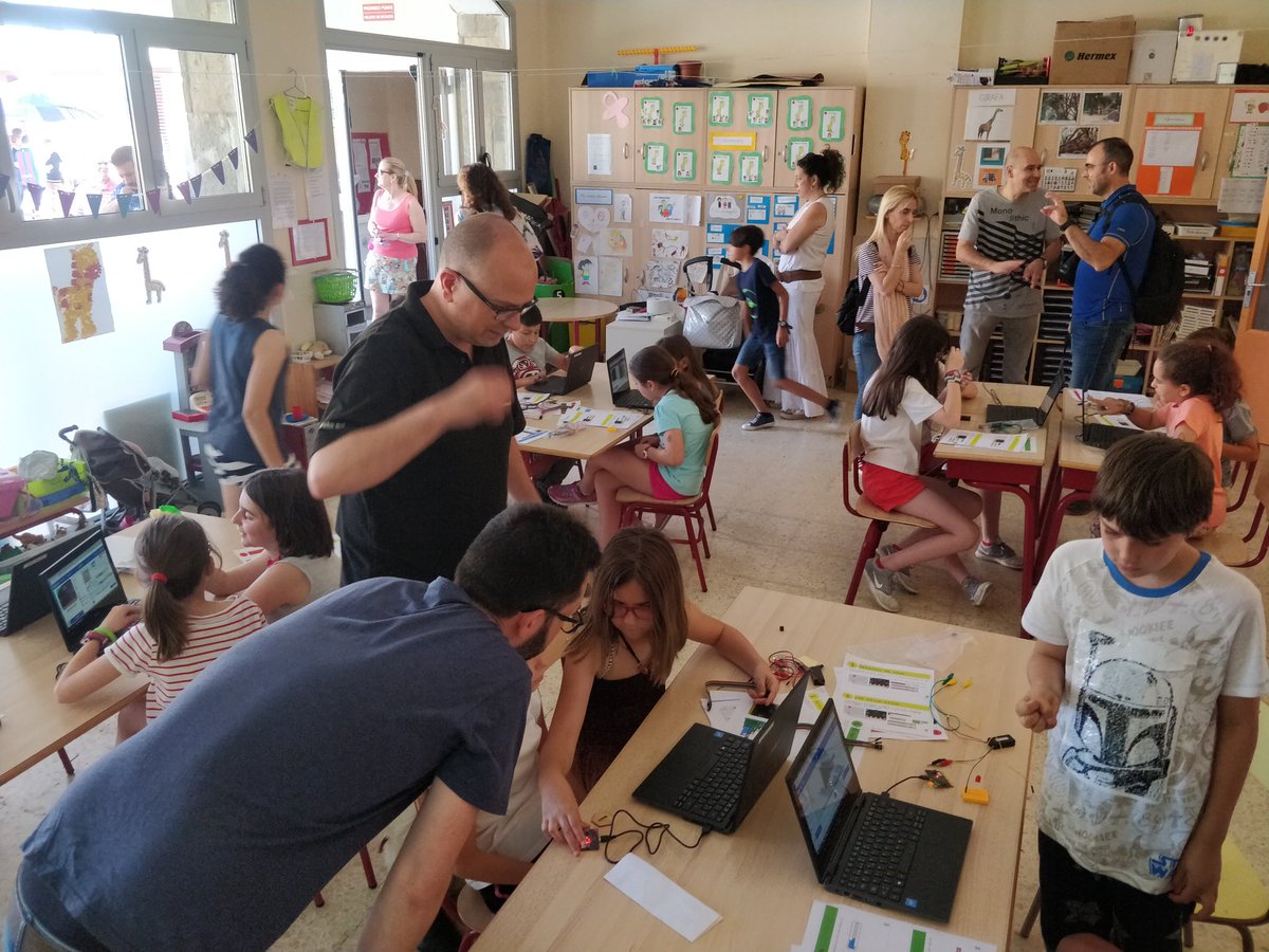 VailetsHackLab's tweet photo. Ayer en el #VHLD2018 pasaron más de 40 niños y niñas por los talleres de micro:bit que preparó @akirasan.  Gracias @AccentureSpain y @LqdSqd por los micro:bit que nos cedisteis, fue una maravilla. https://t.co/e5C5dd9XPQ