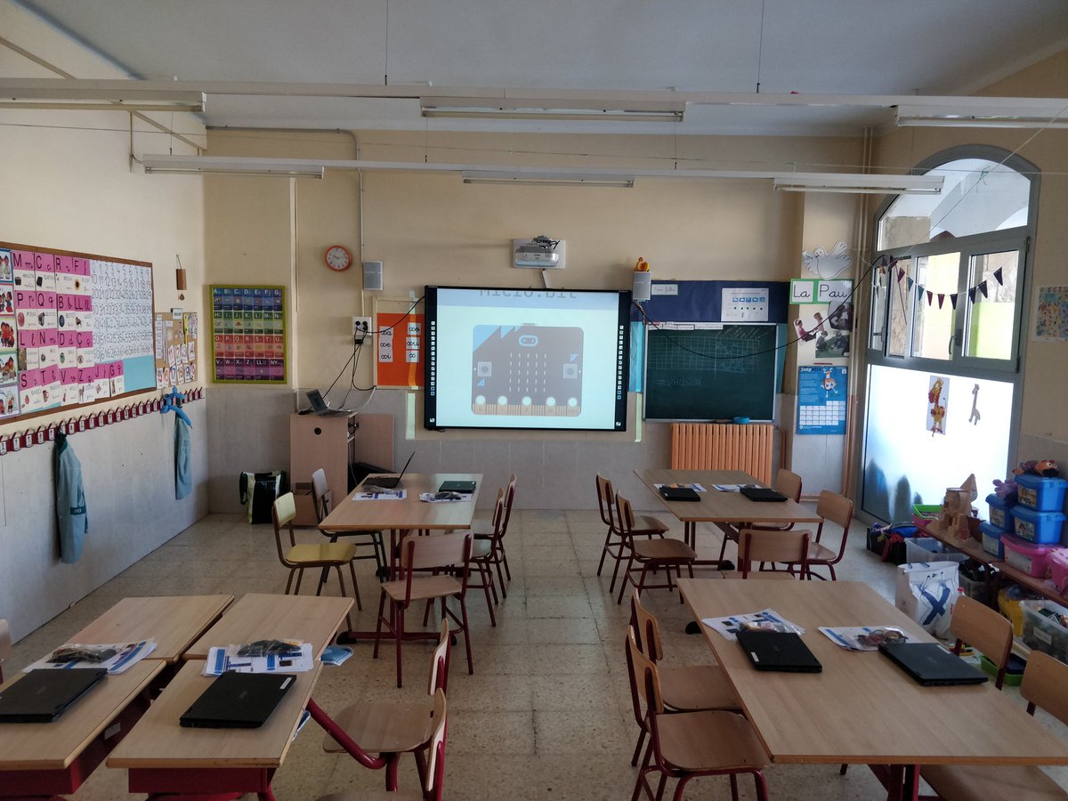 Ayer en el #VHLD2018 pasaron más de 40 niños y niñas por los talleres de micro:bit que preparó <a href="/akirasan/">Jorge :P (akirasan)</a>.  Gracias <a href="/AccentureSpain/">Accenture España</a> y <a href="/LqdSqd/">Lqd Sqd</a> por los micro:bit que nos cedisteis, fue una maravilla.