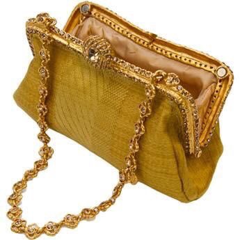 Metropolitan Operası 1966 yılından kalan perdeleri değerlendirilerek çantalar, kol düğmeleri yapılmış. Pek sevdim bu fikri. 

Keşke Emek Sineması, AKM perdelerinden de hatıralar yapılsaydı. Ne kadar iyi olmaz mıydı?