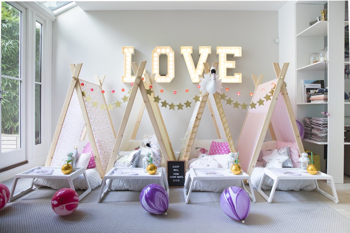 How cute is today’s setup 🙌🏻 the girls loved it and were so excited 😁✨ On another note we NEED that LOVE sign in our life 👍🏻👍🏻👍🏻 <a href="/MummyPagesUK/">MummyPagesUK</a> <a href="/parentsmagazine/">Parents Magazine</a> @MumiiUK