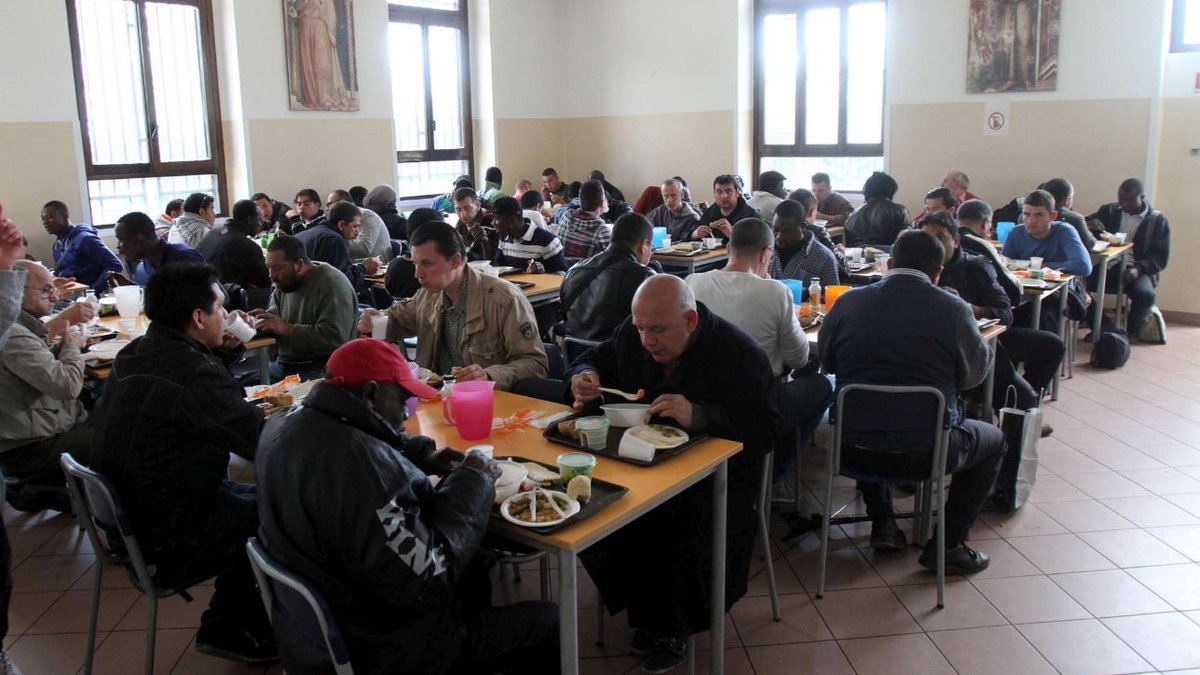 MediasetTgcom24's tweet photo. Coldiretti: 2,7 milioni di italiani costretti alla mensa dei poveri #Povertà https://t.co/ABlxb3sgOx https://t.co/3khOWkd2S4