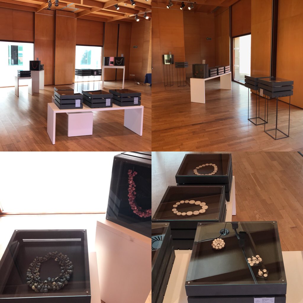 CulturaVendrell's tweet photo. 👉🏻👉🏻👉🏻 A les 19 h els @gegantsvendrell visiten l’exposició de les joies per al gegant i la geganta! 
👉🏻👉🏻👉🏻 Últim dia per gaudir de l’exposició de joies ceràmiques de Peter Hoogeboom al @PauCasalsMuseu 

#elvendrell #cultura #fangart18 https://t.co/GZd7MxQxkt