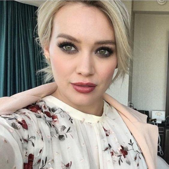 Sunday celeb crushing on @hilaryduff 😍
#ry #recreateyourself #hilaryduff #hilaryduffstyle #celebritymakeup #celebritystyle #youngertvshow #beautifulmakeup #sundaybeauty #blondehair #updoinspo