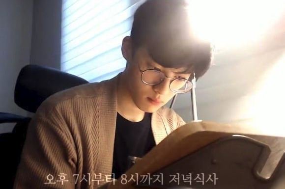 straits_times's tweet photo. South Korean man studying alone creates sensation on YouTube https://t.co/sY7C2sh6zS #BotNoJam https://t.co/Ol7JjlPElf