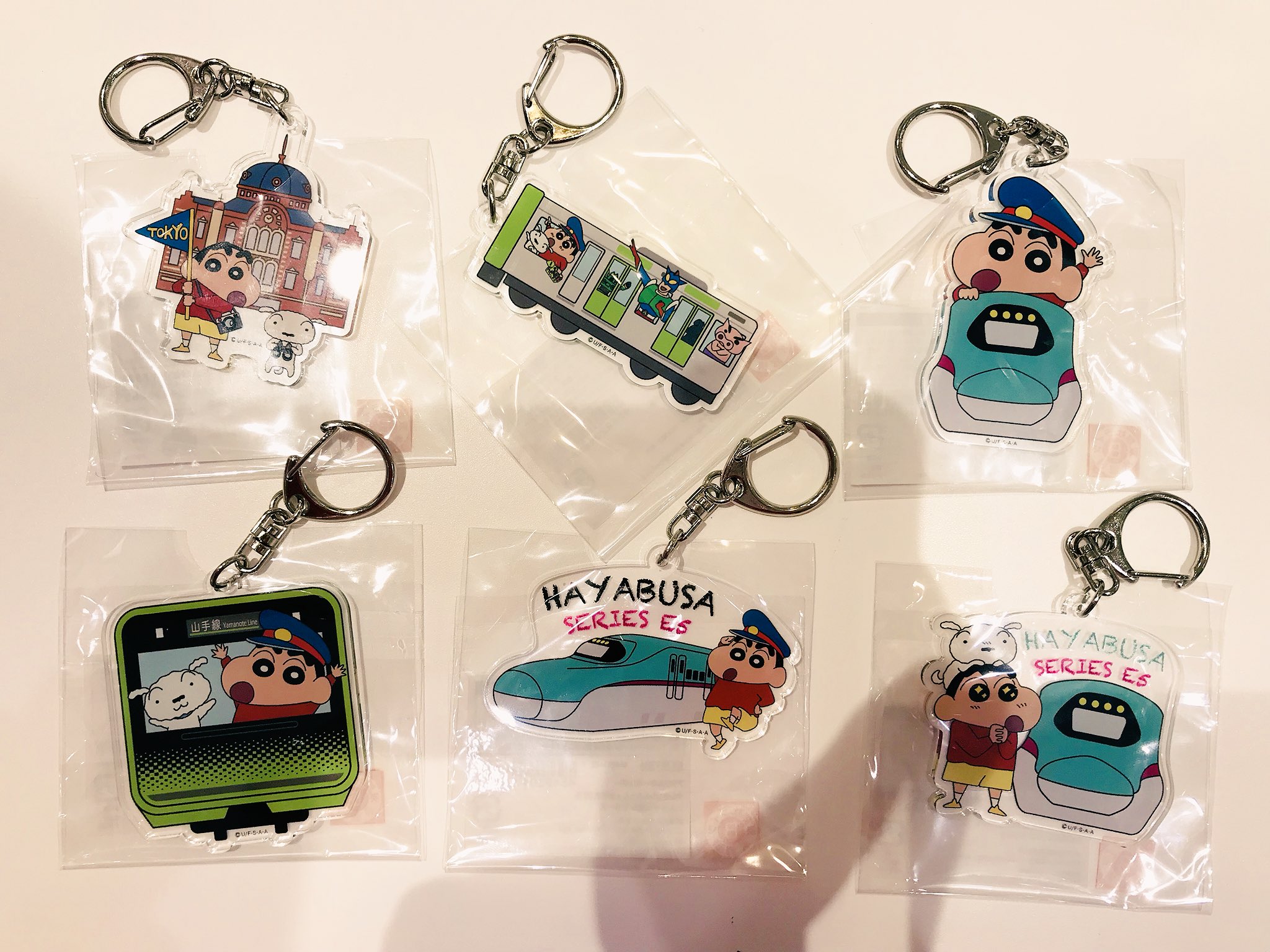 公式 クレヨンしんちゃんオフィシャルショップ アクションデパート東京駅店 こんにちは 今日も元気にオープンしておりますー 東京駅店にjrコラボのアクリルキーホルダーが再入荷しました お土産にピッタリの東京駅デザインもありますよ 480