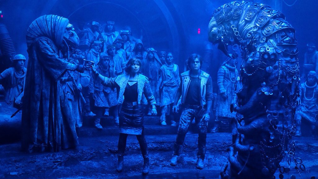 futureotforce's tweet photo. STILL OF THE DAY:
#QiRa comes to the defence of #HanSolo when #Moloch threatens to blast the young rogue for his failure to close #LadyProximaโs hyper-fuel deal in this scene from #SoloAStarWarsStory
https://t.co/bkSE8bxJPH
#Solo #StarWars https://t.co/VjH60b76v1