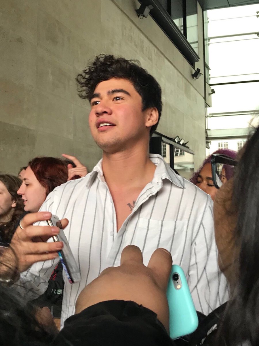 ghost0fcalum's tweet photo. calum on stripes is a b l e s s i n g https://t.co/htAyTHtyNQ