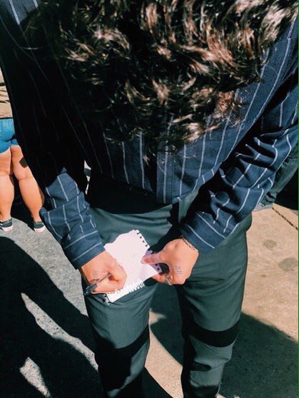 ghost0fcalum's tweet photo. calum on stripes is a b l e s s i n g https://t.co/htAyTHtyNQ