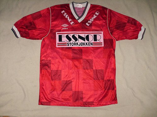 Noen som husker denne drakta fra 1989. KIL endte på en finfin 5.plass dette året, med Even Pellerud som trener 😎. <a href="/CharlesBerstad/">Charles Berstad</a> <a href="/DagArnesen/">Dag Arnesen</a> <a href="/DagRiisn/">Dag Riisnæs</a> @tomteberget <a href="/KILToppfotball/">Kongsvinger IL Toppfotball</a>