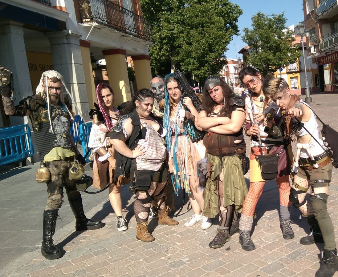 Iconoplasta_'s tweet photo. ''El hombre reducido a un solo instinto'' #VIFFF #Concursovifff #MadMax #Dystopic https://t.co/KXmQvriWTS