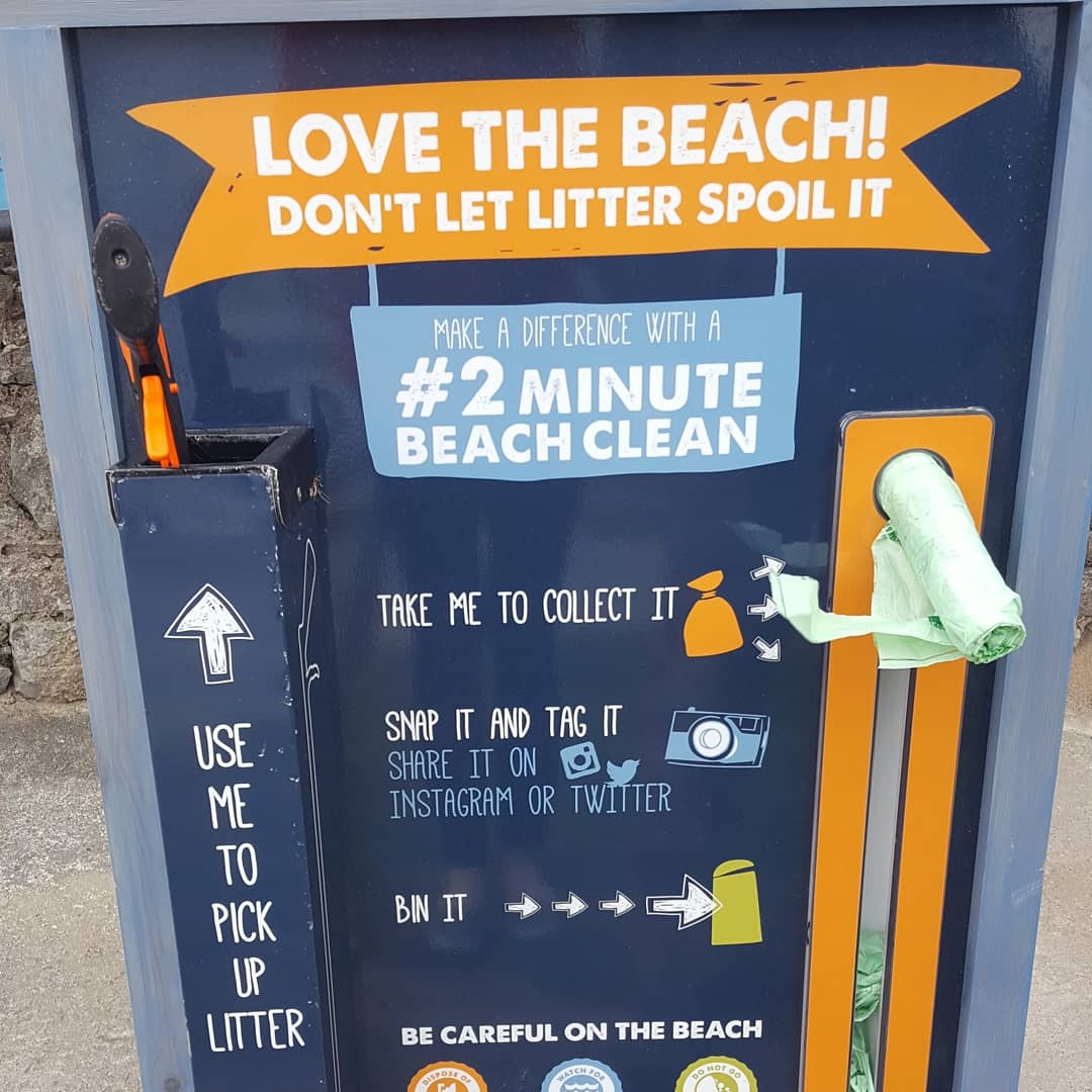 longgreencat's tweet photo. Heading out for a walk? How about #2minutebeachclean? @longgreencats &amp;  @outdoorspodcast said yes to the @cleancoasts idea #dosomething #activewalk #saynotoplastic #outdoors #cleanbeach https://t.co/5o9oTngNx4