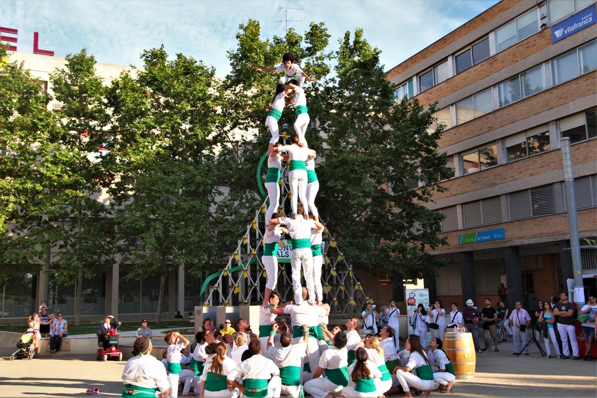 Ahir a l'actuació del 20è aniversari del monument als Falcons van fer pd5ps, escala de 9, 5pd3, pira 5x5, dues torretes, castell, piràmide drets de 4, ventalls i pd4ps net i tombat. #Vilafranca <a href="/FalconsVFP/">Falcons Vilafranca</a> <a href="/LaFuraCoop/">La Fura</a> <a href="/el3devuit/">el3devuit</a> <a href="/elcargolpenedes/">El Cargol</a> <a href="/eixdiari/">Eix Diari</a> 
Fotos <a href="/MariaRosaFerre/">Maria Rosa Ferré Galimany 🌸</a>
