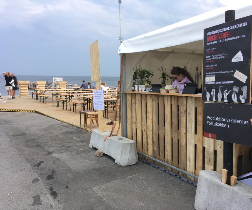 psf_nu's tweet photo. #fmdk synger på sidste vers, men i produktionsskolernes folkekøkken kan du også i dag få stillet din sult - for en 50er! Mad fra kl 11 og vi bliver ved til gryderne er tomme! #klogehænder #unge https://t.co/W92NuNa1FY