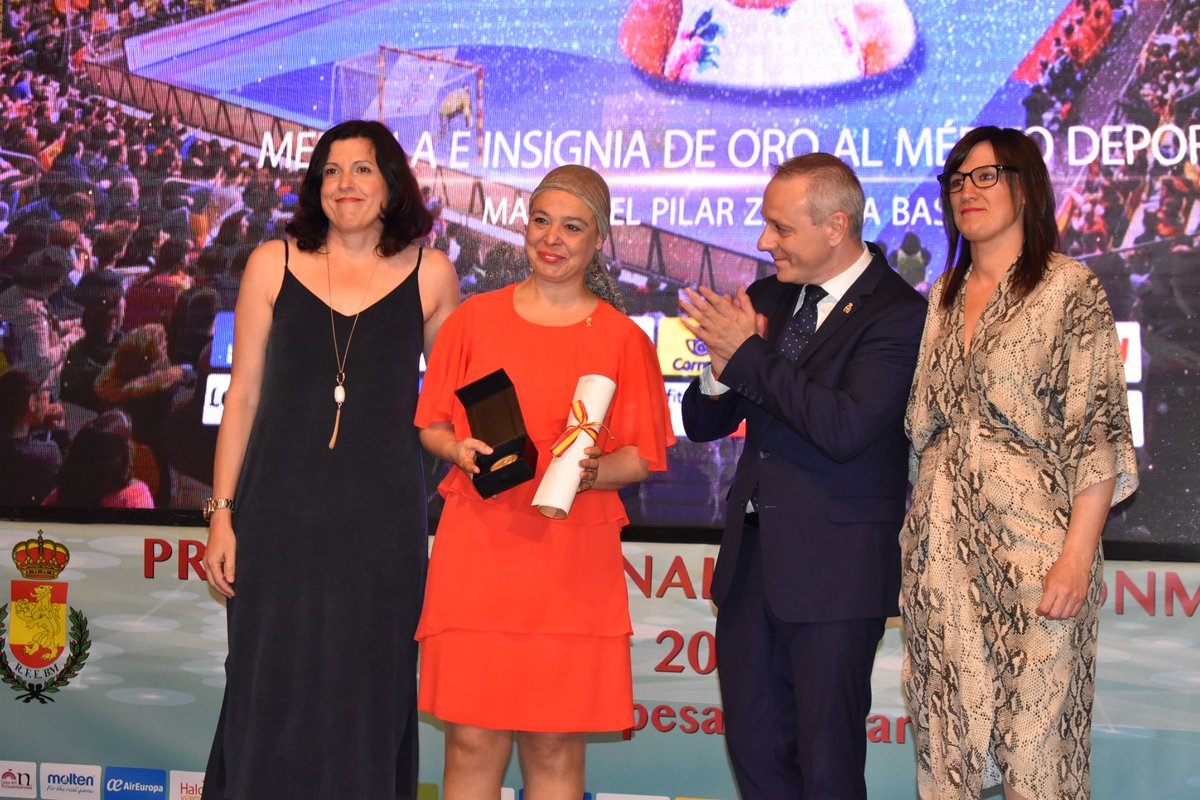 AYTO_CIUDADREAL's tweet photo. La alcaldesa de Ciudad Real @PilarZamoracr recogía anoche la medalla de oro 🥇 de la @RFEBalonmano en los Premios Nacionales 2018. También la concejala de Deportes @nohemigpimpollo recibía la medalla de Plata 🥈
¡Enhorabuena y muchas gracias!!! https://t.co/cQy8DIfe25