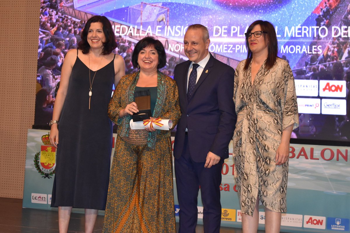 AYTO_CIUDADREAL's tweet photo. La alcaldesa de Ciudad Real @PilarZamoracr recogía anoche la medalla de oro 🥇 de la @RFEBalonmano en los Premios Nacionales 2018. También la concejala de Deportes @nohemigpimpollo recibía la medalla de Plata 🥈
¡Enhorabuena y muchas gracias!!! https://t.co/cQy8DIfe25